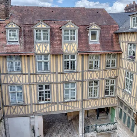Apartment Bienvenue Au Solenne Votre Pied-a-terre De Charme Au Coeur De